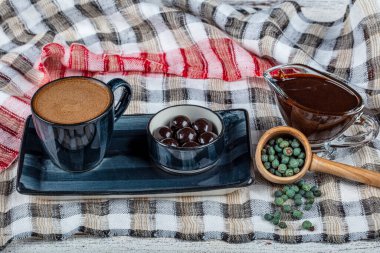 Menenjik Kahve, menenjik bitkiden yapılan geleneksel bir kahve türüdür. Geleneksel Türk kahvelerinin ana malzemesidir..