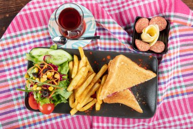 Türk tostu, kızarmış çedar tostu sosisli tost karışık tost. (Türkçe isim; Karisik tost).