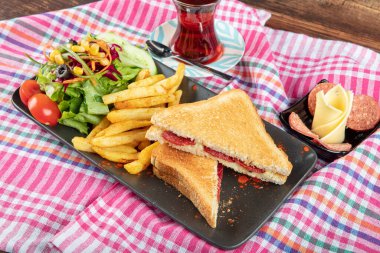 Türk tostu, kızarmış çedar tostu sosisli tost karışık tost. (Türkçe isim; Karisik tost).