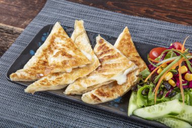 Gozme Türk çöreğidir. Tahta tahtada beyaz peynir ve Türk çayı ile taze pişmiş Türk tortillası Gözleme. Mesaj için yer var. El yapımı Türk geleneksel pastaları