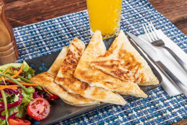 Gozme Türk çöreğidir. Tahta tahtada beyaz peynir ve Türk çayı ile taze pişmiş Türk tortillası Gözleme. Mesaj için yer var. El yapımı Türk geleneksel pastaları