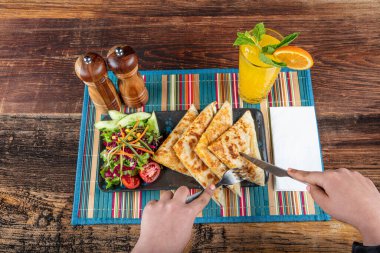 Gozme Türk çöreğidir. Tahta tahtada beyaz peynir ve Türk çayı ile taze pişmiş Türk tortillası Gözleme. Mesaj için yer var. El yapımı Türk geleneksel pastaları
