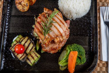 Izgara tavuk göğsü, domates, patlıcan, brokoli ve biberiye. Ev yapımı yemek. Lezzetli ve sağlıklı bir yemek konsepti. Türk mutfağı.