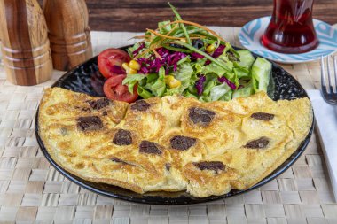 Kavurma 'lı omlet. Kızarmış (kavurma) Popüler hindi yemeği tabakta taze sebze ve sos ile servis edilir