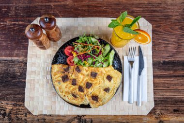 Kavurma 'lı omlet. Kızarmış (kavurma) Popüler hindi yemeği tabakta taze sebze ve sos ile servis edilir