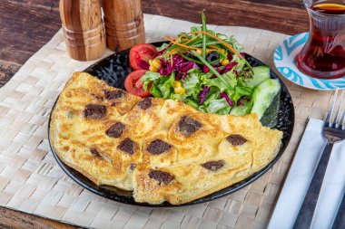 Kavurma 'lı omlet. Kızarmış (kavurma) Popüler hindi yemeği tabakta taze sebze ve sos ile servis edilir