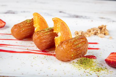 Geleneksel Türk tatlı tulumbası, çay ile servis edilen bir tabakta tuumba tatlisi. Tulumba (veya Bamiyeh), Osmanlı mutfağında popüler bir Türk tatlısıdır..