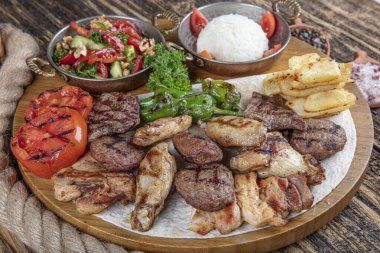 Türk mutfağı, karışık kebap. Kömürde kızartılmış et tabağı ve ahşap bir tahtada baharatlar. Et için kuzu, kuzu, kebap, tavuk, mantar ve domates sosu..