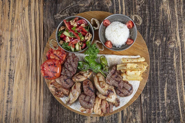 Turkse Keuken Gemengde Kebab Vleesschaal Gebakken Houtskool Met Specerijen Een — Stockfoto