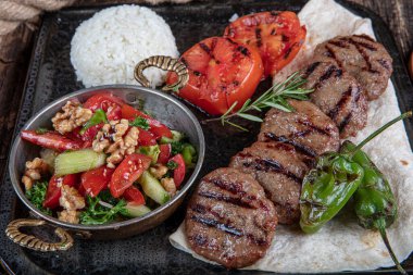 Geleneksel Türk köftesi. Baharatlı köfte kebap ya da kebap..