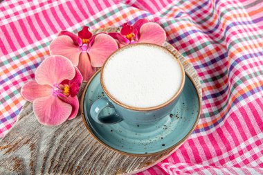 Tarçın çubuklu Türk Salep 'i veya Sahlep. Noel Eggnog 'u. Tarçın çubukları ve orkide çiçeğiyle servis edilir..