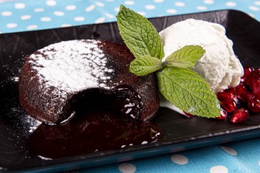 Sufle tatlı suflesi. Fırında pişirilmiş çikolatalı suflenin üst görüntüsü. Sıvı Çikolatalı Kek (Çikolatalı Pasta)).