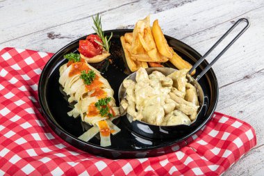 Türk mutfağı. Köri soslu kızarmış tavuk göğsü, kızarmış patates ve salata..