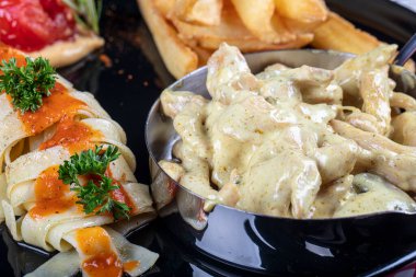 Türk mutfağı. Köri soslu kızarmış tavuk göğsü, kızarmış patates ve salata..