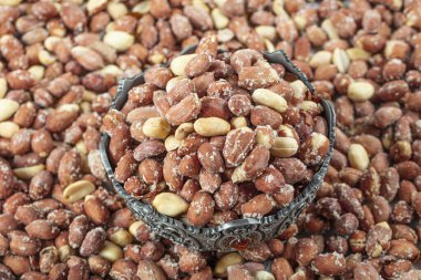  Kızarmış fıstık arka planı. Kızarmış tuzlu fıstığın kusursuz deseni. Yakın plan. Yukarıdan görüntüle.