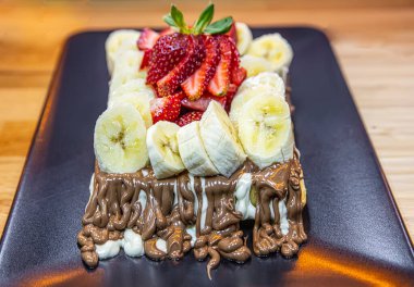 Belçika waffle 'ı, muzlu Belçika waffle' ı, çilekli ve çikolata soslu..