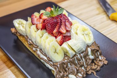 Belçika waffle 'ı, muzlu Belçika waffle' ı, çilekli ve çikolata soslu..