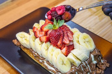 Belçika waffle 'ı, muzlu Belçika waffle' ı, çilekli ve çikolata soslu..