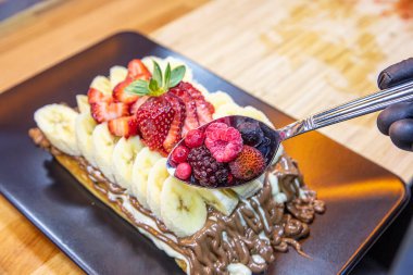 Belçika waffle 'ı, muzlu Belçika waffle' ı, çilekli ve çikolata soslu..