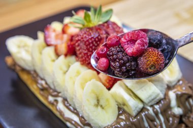 Belçika waffle 'ı, muzlu Belçika waffle' ı, çilekli ve çikolata soslu..