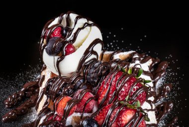 Belçika waffle 'ı, muzlu Belçika waffle' ı, çilekli ve çikolata soslu..