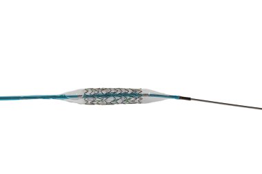 Kalp stent anjiyoplasti. Kan damarlarına boş ve dolu bir balon yerleştirmek için stent ve kateter. Beyaz arkaplanda izole edilmiş yüksek çözünürlüklü fotoğraf.