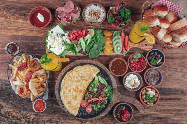 Traditional Turkish Breakfast Served Traditional Turkish Tea Wood Table Breakfast — Stockfoto
