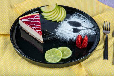 Cheesecake ve çilek. Çilekli Cheesecake New York. Lezzetli çilekli cheesecake dekore edilmiş krema.