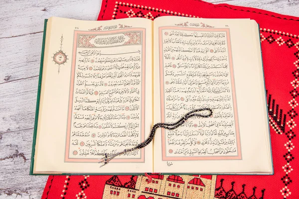 Istanbul Turkey February 2022 Quran Tasbih Prayer Rug Islamic Concept — Fotografia de Stock