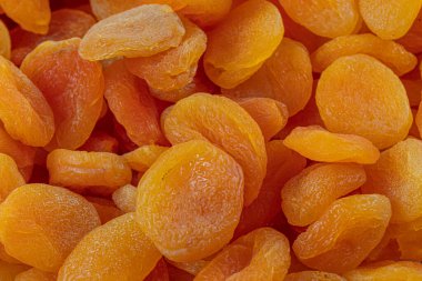 Kurutulmuş çiğ kayısı, meyve arka planı. Beyaz arka planda izole edilmiş kurumuş kayısı yığını, üst görünüm.