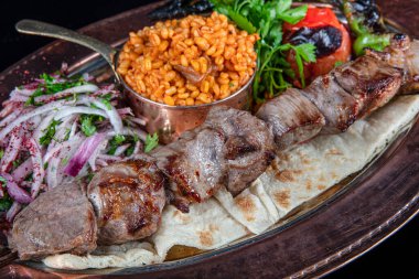 Geleneksel Türk mutfağı kuzu şiş ızgara şiş, ızgara şiş kebap bakır tepside servis ediliyor..