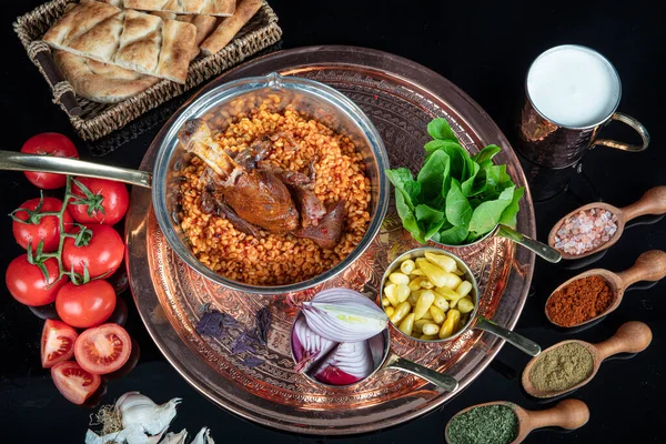 传统的土耳其食品羊肉和米饭 慢熟羊腿 羊腿放在铜盘和铜碗里 — 图库照片