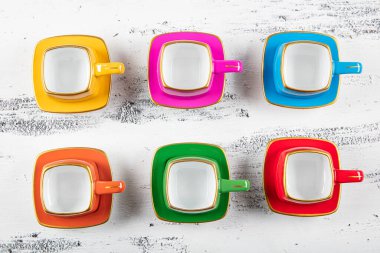 Altı renkli Türk kahve fincanı. Kahve tezgahına dizilmiş Türk kahve fincanlarının her biri diğerinden daha renkli..