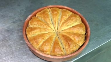 Baklava 'nın üzerine şurup döküyorum. Türk Baklava 'sına yeşil şam fıstıklı tatlı, katmanlı pastalı tatlı, doğranmış fındıkla dolu, şurup veya balla tatlandırılmış.