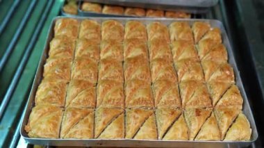 Baklava 'nın üzerine şurup döküyorum. Türk Baklava 'sına yeşil şam fıstıklı tatlı, katmanlı pastalı tatlı, doğranmış fındıkla dolu, şurup veya balla tatlandırılmış.