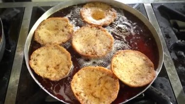 Türk mutfağı, Geleneksel Türk Ekmeği Kadayif Tatlısı. 4K video kaydı. Türkçe: Ekmek Kadayifi.