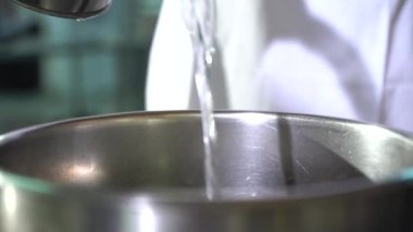 Tatlı yapmak için şerbet hazırlıyorum. Türk mutfağı Baklava 'nın yapımı için ön hazırlık. 4K çözünürlük videosu.