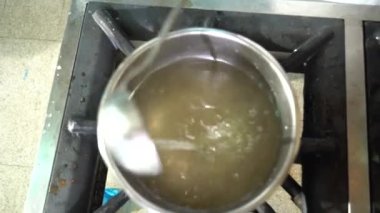 Tatlı yapmak için şerbet hazırlıyorum. Türk mutfağı Baklava 'nın yapımı için ön hazırlık. 4K çözünürlük videosu.