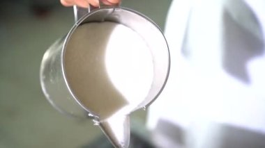 Tatlı yapmak için şerbet hazırlıyorum. Türk mutfağı Baklava 'nın yapımı için ön hazırlık. 4K çözünürlük videosu.