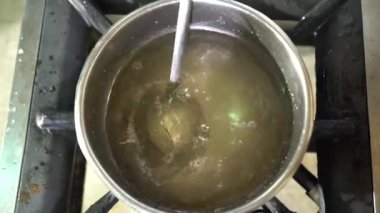 Tatlı yapmak için şerbet hazırlıyorum. Türk mutfağı Baklava 'nın yapımı için ön hazırlık. 4K çözünürlük videosu.