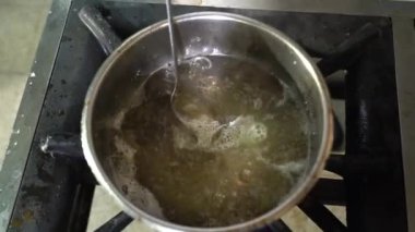 Tatlı yapmak için şerbet hazırlıyorum. Türk mutfağı Baklava 'nın yapımı için ön hazırlık. 4K çözünürlük videosu.