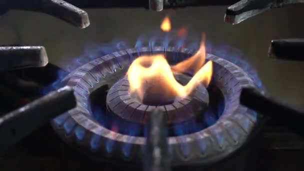 厨房里有蓝色和红色燃烧火焰的黑色煤气炉 天然气短缺概念 4K分辨率视频 — 图库视频影像