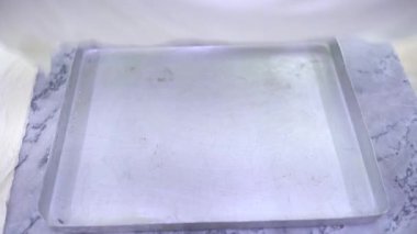 Pistachio Baklava yapıyorum. Baklava tatlı hazırlama aşamaları. Şef geleneksel Baklava tatlısı yapıyor. 4K video.