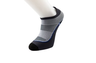 Soyut beyaz arka planda izole edilmiş güzel ve yumuşak pamuk kumaş, boş çoraplar giyen plastik ayakların yan görüntüsü. Kıyafet ve spor giyim konsepti. Ayrıntılı yakın çekim stüdyo çekimi.