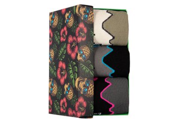 Çoraplar kutuda. Farklı renklerde günlük kış çorapları beyaz arka planda izole edilmiş hediye kutusu..