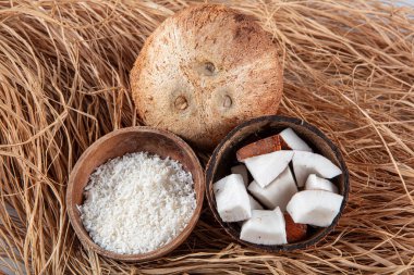 Ahşap masa arkaplanında yemek için hindistan cevizi kırdım. Kahverengi arka planda hindistan cevizi. Tropik meyve.