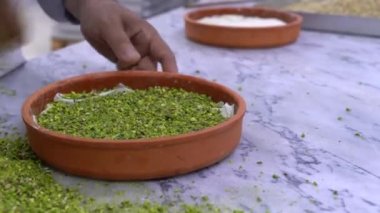 Pistachio Baklava yapıyorum. Baklava tatlı hazırlama aşamaları. Şef geleneksel Baklava tatlısı yapıyor. 4K video.