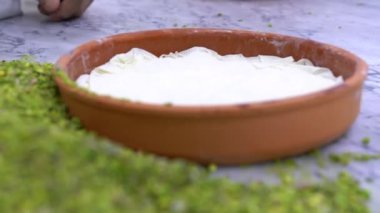 Pistachio Baklava yapıyorum. Baklava tatlı hazırlama aşamaları. Şef geleneksel Baklava tatlısı yapıyor. 4K video.
