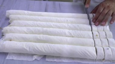 Şef, Ceviz Baklava Baklava tatlı hazırlama aşamaları yapıyor. Şef geleneksel Baklava tatlısı yapıyor. Türkçe adı: Saray Sarmasi. Video.