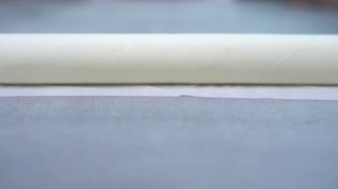 Şef, Ceviz Baklava Baklava tatlı hazırlama aşamaları yapıyor. Şef geleneksel Baklava tatlısı yapıyor. Türkçe adı: Saray Sarmasi. Video.